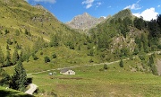 62 Prato del Lago e la sua casera, sullo sfondo il Monte Aga..